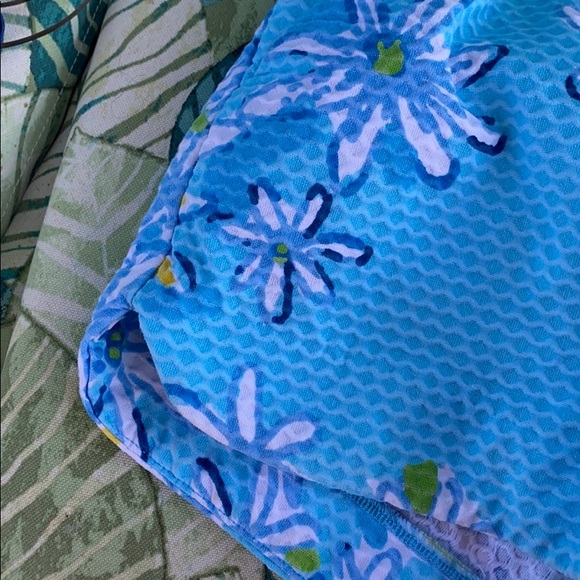 Lilly Pulitzer daisy blue shorts 🌼 - Picture 6 of 9
